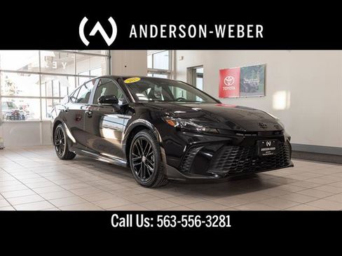 Used 2025 Toyota Camry SE image 1