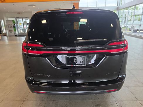 Used 2026 Chrysler Pacifica Limited w/ S Appearance Package FWD image 9