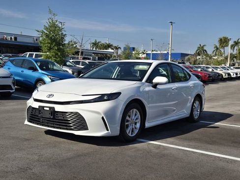 Used 2025 Toyota Camry LE image 3