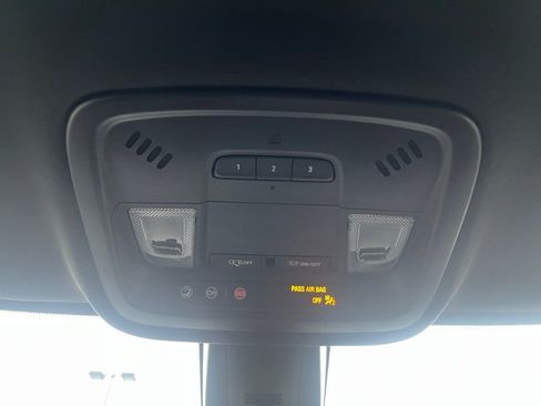 Used 2023 Chevrolet Traverse LT image 23