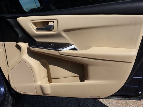 Used 2017 Toyota Camry LE image 9