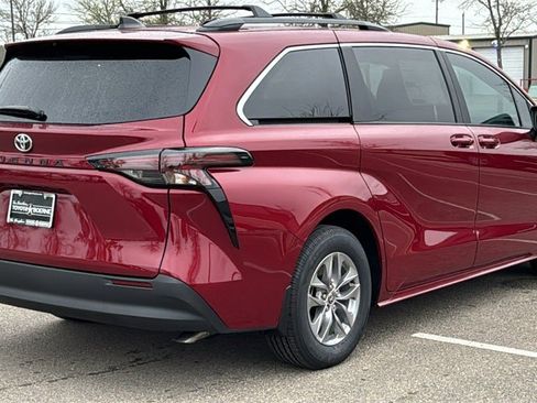 New 2026 Toyota Sienna LE image 9