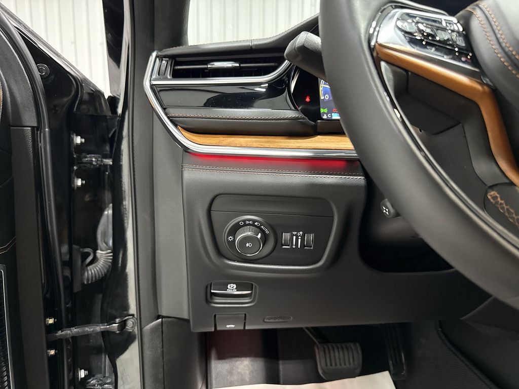 Used 2025 Jeep Grand Cherokee Summit AWD/4WD image 18