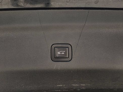 Used 2022 Chevrolet Suburban LT w/ Luxury Package RWD image 28