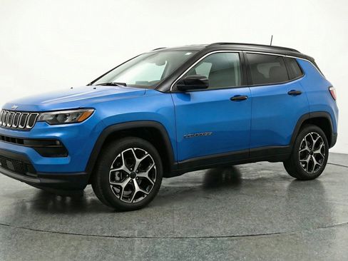 Used 2025 Jeep Compass Limited AWD/4WD image 3