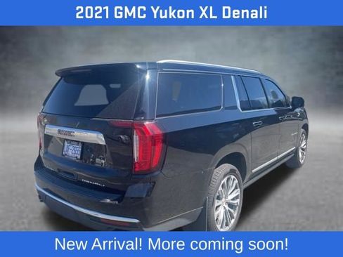 Used 2021 GMC Yukon XL Denali w/ Denali Premium Package image 3