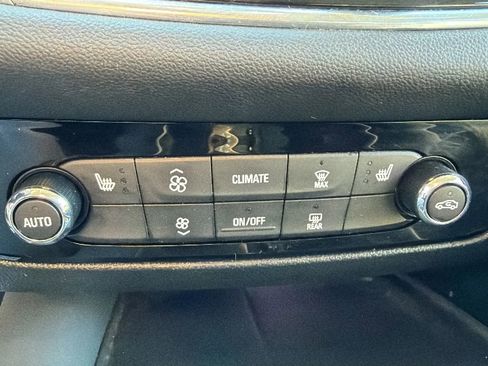 Used 2019 Buick Enclave Essence image 21