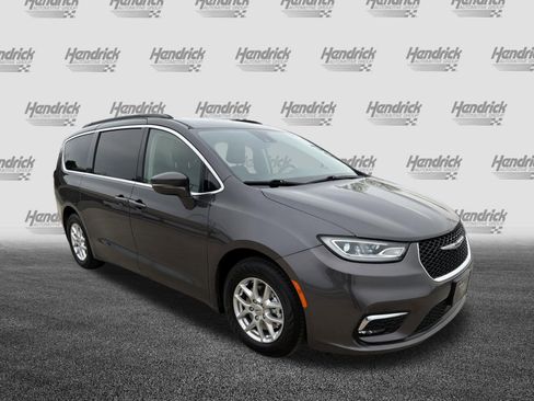Used 2022 Chrysler Pacifica Touring-L image 2