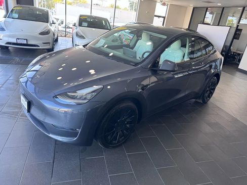 Used 2022 Tesla Model Y Long Range image 2