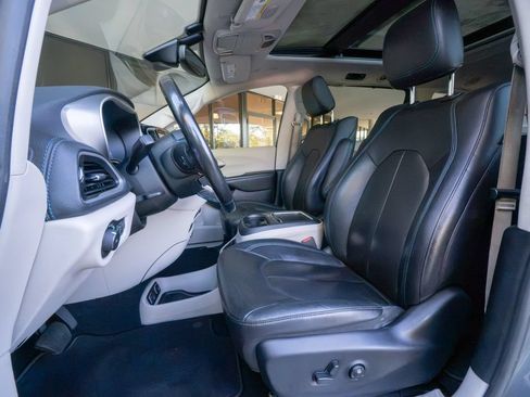 Used 2021 Chrysler Pacifica Touring-L w/ Uconnect Theater Family Group FWD image 8