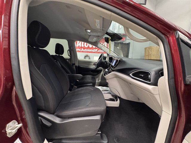 Used 2023 Chrysler Voyager LX FWD image 11