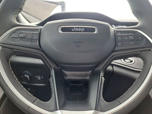 Used 2025 Jeep Grand Cherokee Laredo X RWD image 15