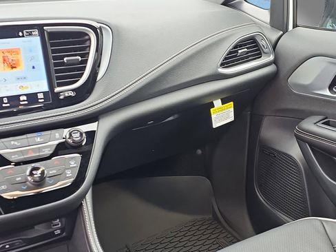 New 2026 Chrysler Pacifica Limited w/ Uconnect Theater Family Group image 21