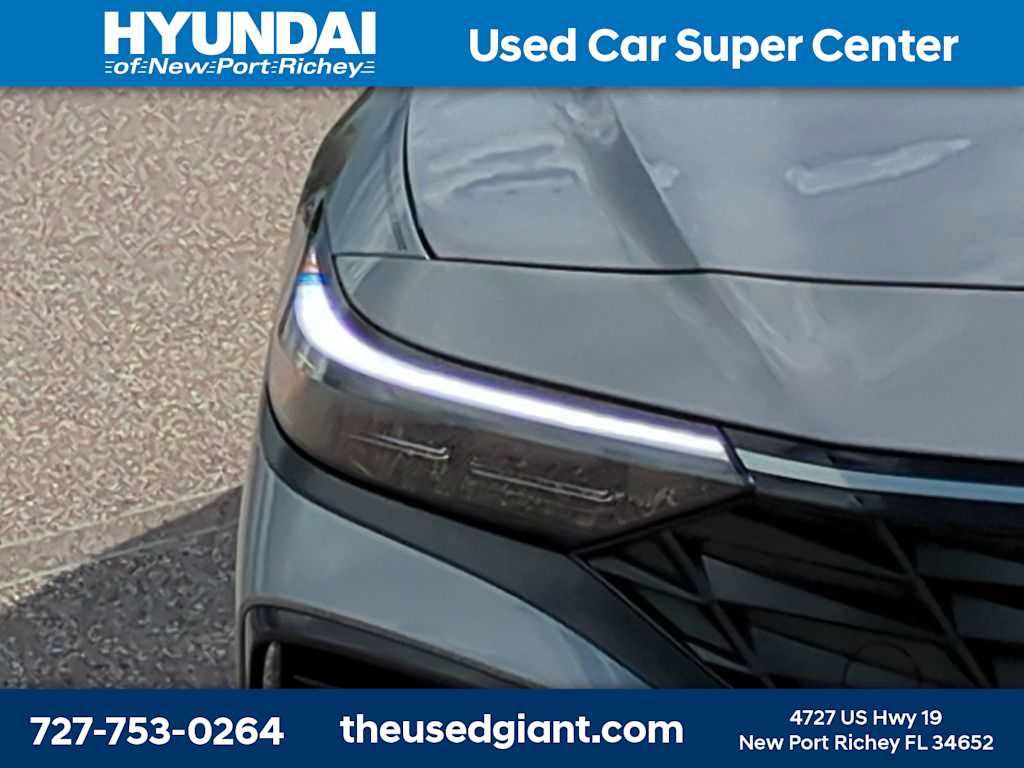 Certified 2025 Hyundai Elantra Limited FWD image 9