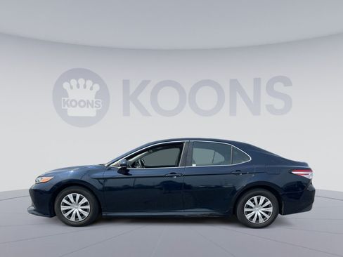 Used 2018 Toyota Camry FWD image 2