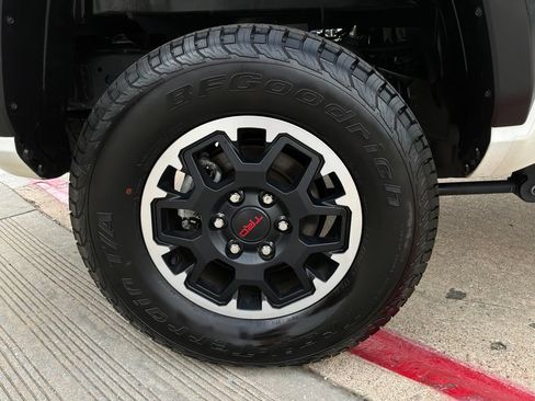 Used 2025 Toyota Tacoma TRD Off-Road AWD/4WD image 9