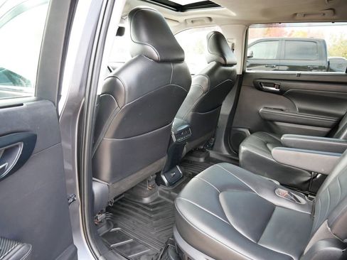 Used 2020 Toyota Highlander XLE image 20