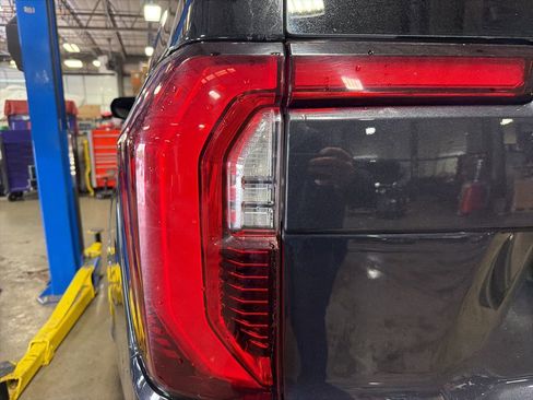 Used 2025 GMC Yukon Denali image 9