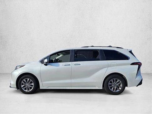 Used 2022 Toyota Sienna XLE AWD/4WD image 3