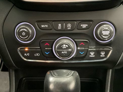 Used 2019 Jeep Cherokee Trailhawk AWD/4WD image 25