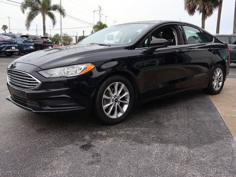 Used 2017 Ford Fusion SE FWD image 4