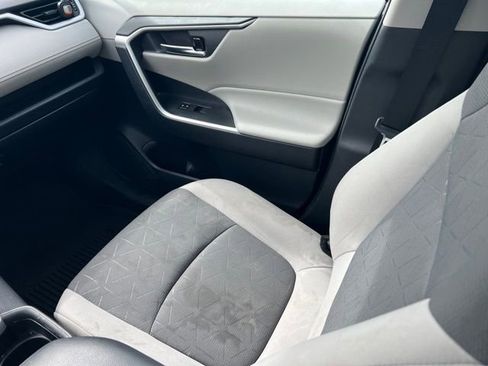 Used 2021 Toyota RAV4 XLE w/ Convenience Package image 12