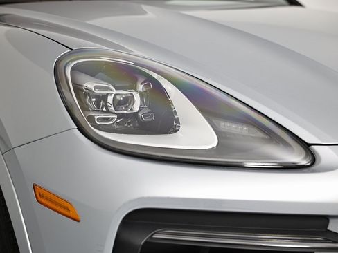 Used 2022 Porsche Cayenne Platinum Edition image 17