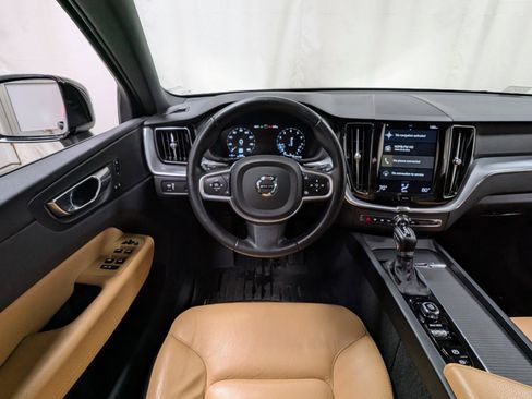 Used 2020 Volvo XC60 T5 Momentum image 2