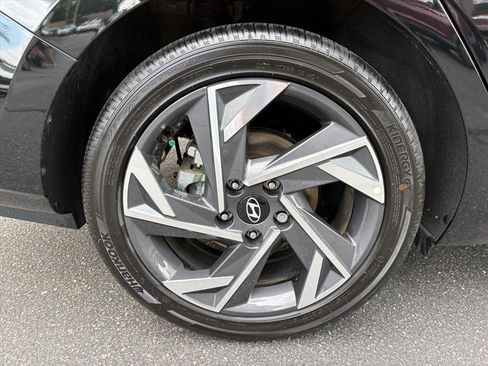 Certified 2025 Hyundai Elantra Limited FWD image 24
