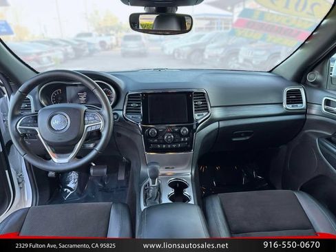 Used 2019 Jeep Grand Cherokee Laredo w/ Laredo X Package RWD image 15