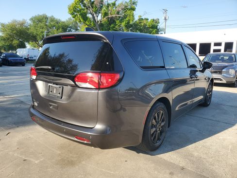 Used 2018 Chrysler Pacifica L image 3