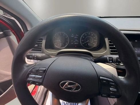 Used 2019 Hyundai Elantra SE FWD image 12