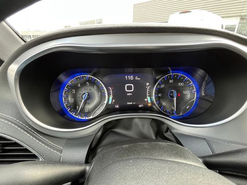 Used 2025 Chrysler Pacifica Limited image 9