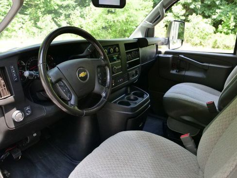 Used 2021 Chevrolet Express 4500 Extended w/ Power Convenience Package RWD image 2