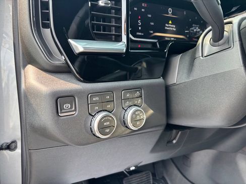 Used 2026 GMC Sierra 3500 SLT w/ SLT Premium Package AWD/4WD image 17
