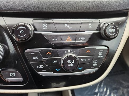 Used 2020 Chrysler Pacifica Touring image 7