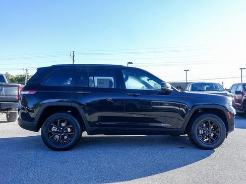 New 2025 Jeep Grand Cherokee Altitude image 4