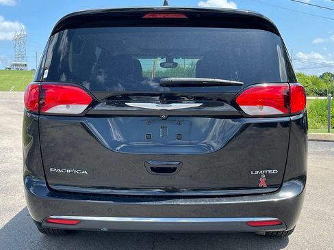 Used 2017 Chrysler Pacifica Limited w/ UConnect Theater Package FWD image 8