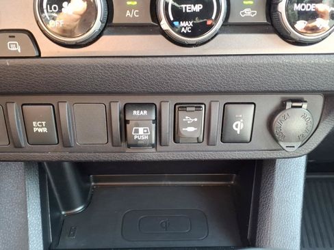 Used 2018 Toyota Tacoma TRD Sport AWD/4WD image 19