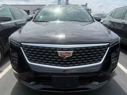 Used 2024 Cadillac XT4 Premium Luxury image 2