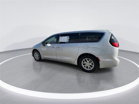 Used 2024 Chrysler Pacifica Touring-L image 6