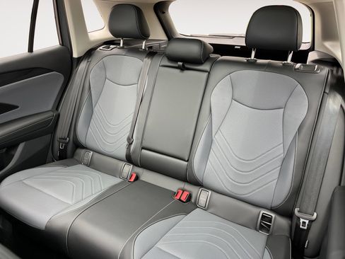 Certified 2025 Volkswagen Tiguan SE AWD/4WD image 16