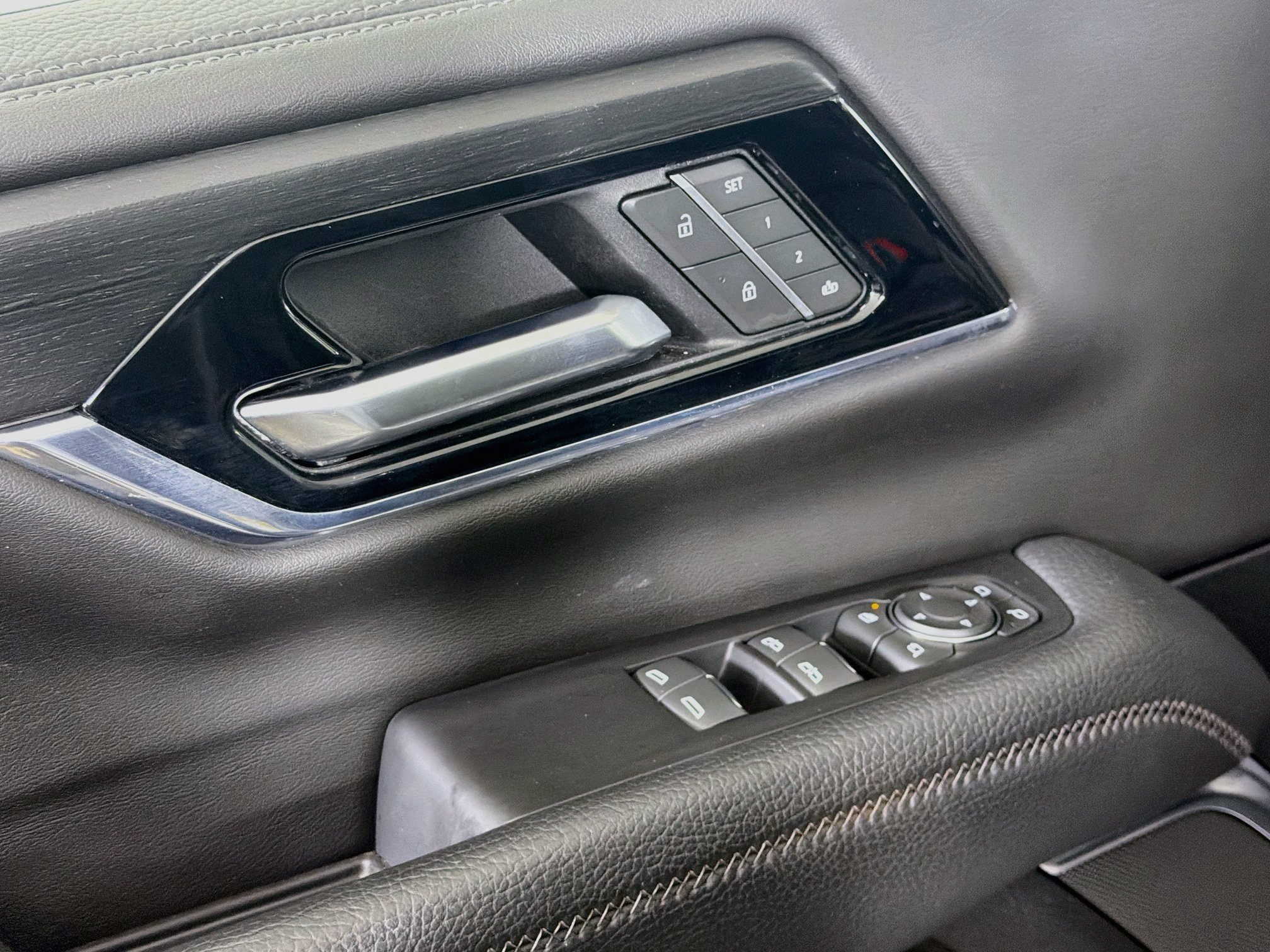 Used 2025 GMC Yukon Denali RWD image 15