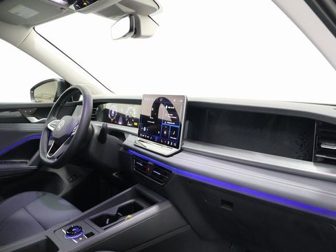 New 2025 Volkswagen Tiguan SE image 23