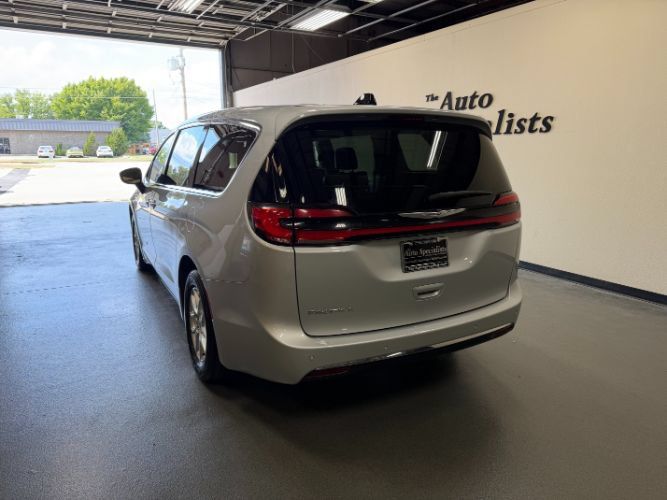 Used 2024 Chrysler Pacifica Touring-L FWD image 3