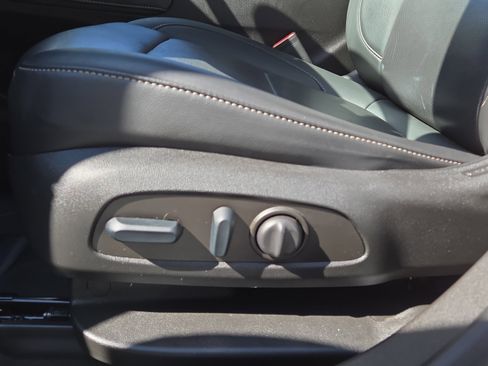 Used 2023 GMC Acadia SLT w/ Elevation Edition image 11