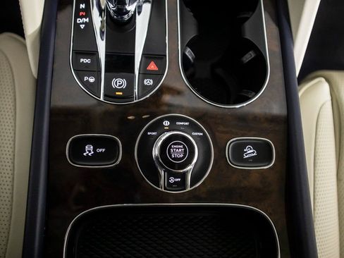 Used 2021 Bentley Bentayga image 35