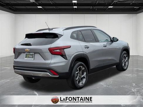 Used 2025 Chevrolet Trax LT w/ LT Convenience Package image 5