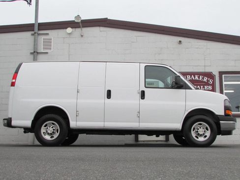 Used 2022 Chevrolet Express 2500 w/ Driver Convenience Package image 11