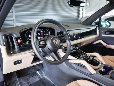 Certified 2025 Porsche Cayenne image 4